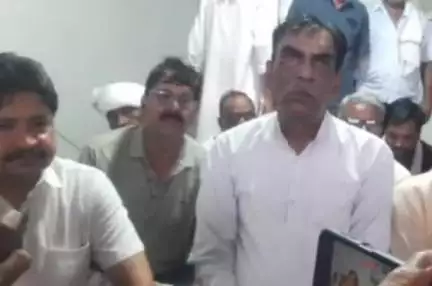 गाडरवारा: कांग्रेस नेता कार्यकर्ताओं के बीच कांग्रेस की पूर्व विधायक श्रीमती सुनीता पटेल ने अनिश्चितकालीन धरना समाप्त किया