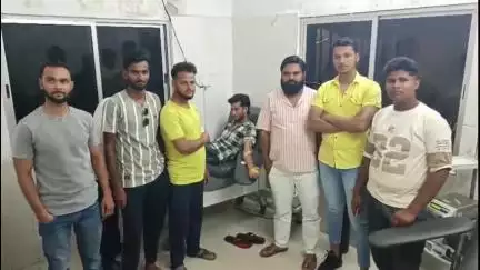 पेशरार: अरू निवासी पीड़ित परिवार की मुस्लिम यूथ वेलफेयर सोसाइटी ने रक्तदान कर मदद की