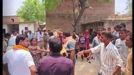 मंझनपुर: बाबा का पूरा में तालाब की जमीन से कब्जा हटाने पहुंची टीम से भिड़े ग्रामीण, घंटों हंगामा, दो मकान ढहाए