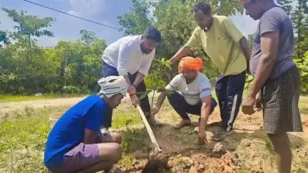 बूरमू: बुढ़मू प्रखंड के बाड़े में बीजेपी नेता श्री कमलेश राम ने लगाए दर्जनों पेड़