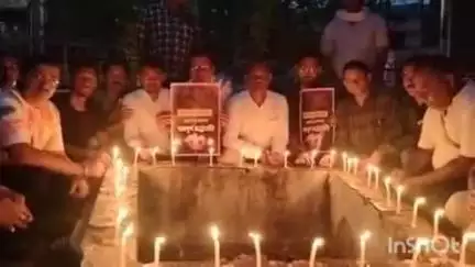 बांदा: राष्ट्रीय पत्रकार सुरक्षा परिषद ने अहमदाबाद में प्लेन क्रैश में जान गंवाने वालों को श्रद्धांजलि देने के लिए कैंडल मार्च निकाला