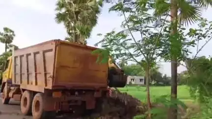 పెదపూడి మండలంలో అక్రమంగా మట్టి రవాణా అధికారులు సహకారంతో అక్రమ తవ్వకాలు