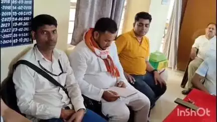 सासाराम: सासाराम के दरिगांव थाना परिसर में ज्वेलरी दुकान मालिक ने पेट्रोल पंप मालिक के साथ की बैठक