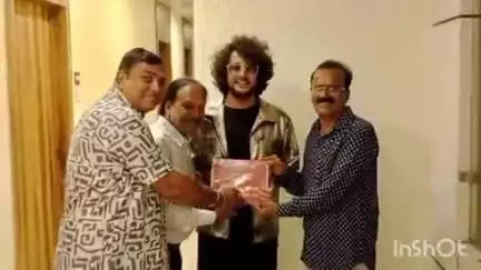 इटारसी: इटारसी में झूलणं सेवा समिति ने सिंधी गायक जतिन उदासी को भगवान झूलेलाल की अमरकथा भेंट की