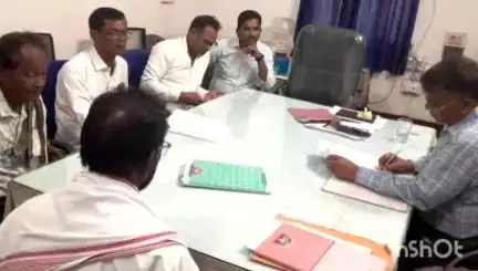 मांडू: विस्थापित प्रभावित ग्रामीण संघर्ष समिति ने मांगों को लेकर भुकुंडा पियो से मुलाकात की