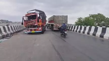 नवापूर: नवापूर शहरातील रंगावली नदीवरील नवीन पुलावर एसटी बस आणि आयशर ट्रकचा भीषण अपघात
