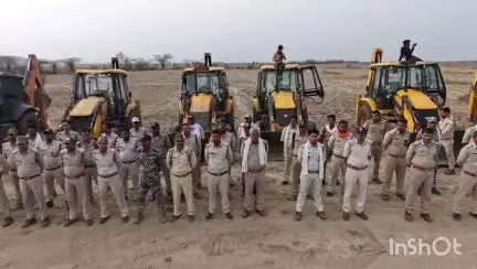 कोलारस: अकाझिरी के डुमेला गांव में प्रशासन ने 200 बीघा वन भूमि से अतिक्रमण हटाया, रविवार को होगी आगे की कार्रवाई