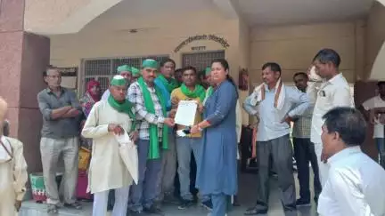 करहल: करहल तहसील में भारतीय किसान यूनियन टिकैत के पदाधिकारियों ने पांच सूत्री मांगों को लेकर एसडीएम को दिया ज्ञापन