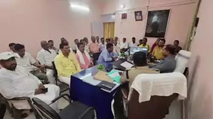 खड़गपुर: एसडीएम ने अनुमंडल कार्यालय में जन समस्याओं को लेकर जनप्रतिनिधियों के साथ की बैठक
