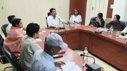 बीकानेर: सामाजिक न्याय एवं अधिकारिता मंत्री अविनाश गहलोत ने कलेक्ट्रेट सभागार में अधिकारियों की ली बैठक