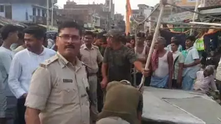 गुरुआ: गुरुआ बाजार में अतिक्रमण हटाओ अभियान, फुटपाथी दुकानदार चिन्हित स्थान पर स्थानांतरित
