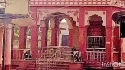 निलंगा: माकणी येथील मारुतीरायाच्या मंदिरात सापडलेली पाच ग्रॅम सोन्याची अंगठी भक्ताने केली परत