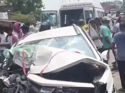 राजातालाब: मिर्जामुराद में तेज रफ्तार ट्रक ने कार को मारी टक्कर, तीन लोगों की हुई मौत, एक की हालत गंभीर