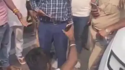 राजघाट मौरंग मंडी में खड़ी गाड़ियों का चलन करने पर खनन अधिकारी को पड़ा महंगा, वाहन चालकों ने किया विरोध प्रदर्शन