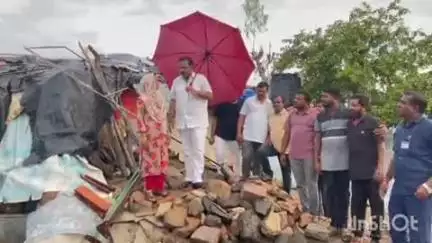 పరిగి: పరిగి పట్టణంలో అకాల వర్షంతో కూలిపోయిన ఇల్లు, ఇల్లు మంజూరు చేయిస్తానని హామీ ఇచ్చిన ఎమ్మెల్యే రామ్మోహన్ రెడ్డి
