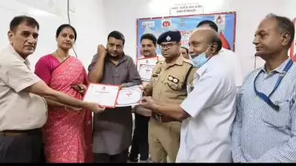 अमरोहा: अमरोहा के जिलाधिकारी व पुलिस अधीक्षक ने रक्तदान शिविर में रक्तदाताओं को प्रशस्ति पत्र देकर किया सम्मानित