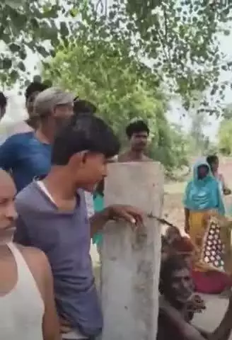 नवाबगंज: हरख स्थित गोठिया ग्राम पंचायत में राशन वितरण को लेकर भिड़े ग्रामीण, पूर्व कोटेदार पर महिला से मारपीट का आरोप