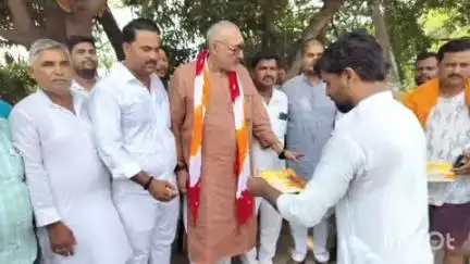 थावे: थावे प्रखंड पहुंचे केंद्रीय मंत्री गिरिराज सिंह, सिवान में पीएम के कार्यक्रम में चलने की अपील की