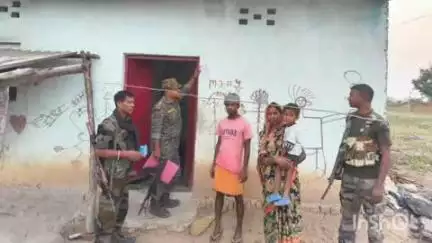 बरियातु: भगिया ग्राम के बरवाटोला में फरार अपराधियों के घर पर बारियातू थाना पुलिस ने चिपकाए इश्तेहार