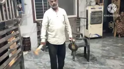 पंधाना: बोरगांव बुजुर्ग स्थित प्राचीन हनुमान मंदिर में महाआरती के बाद गुड़-चने का प्रसाद किया गया वितरित