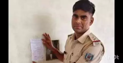 गढ़वा: यौन शोषण के आरोपी के पतसा स्थित घर पर गढ़वा पुलिस ने ढोल बजाकर किया इश्तेहार का तामिला