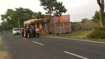 मरकच्चो: मरकच्चो अंचलाधिकारी ने नावाडीह रेलवे पुल पर अवैध बालू से लदे ट्रैक्टर को किया जब्त