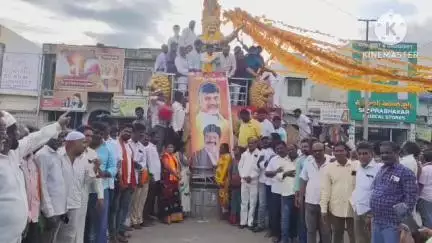 తల్లికి వందనం పథకంలో తల్ల ఖాతాలోకి నగదుద్యమైన సందర్భంగా హిందూపురం పట్టణంలో సంబరాలు