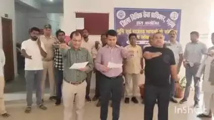 गढ़वा: गढ़वा प्रखंड सभागार में विश्व रक्तदाता दिवस पर बीडीओ ने कर्मियों और जनप्रतिनिधियों को दिलाई शपथ