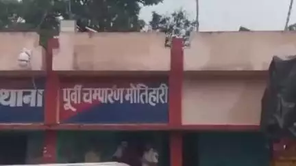 मेहसी: कस्बा मेहसी के वार्ड नम्बर 12 में छापेमारी कर पुलिस ने 09 लीटर विदेशी शराब के साथ एक कारोबारी को किया गिरफ्तार