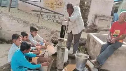 बक्स्वाहा: बक्सवाहा में भीषण जल संकट, एक ड्रम पानी ₹50 में बिक रहा