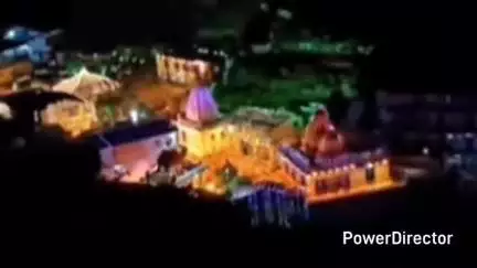 नैनीताल: कैंची धाम के स्थापना दिवस की तैयारियों के बीच आश्रम परिसर को सुगंधित फूलों और बिजली की मालाओं से सजाया गया