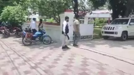 खागा: जिला अस्पताल के पास दो निजी एम्बुलेंस चालकों ने एसपी की चौखट पर लगाई गुहार, चौकी में नहीं सुनी गई फरियाद