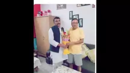 पांकी: कांग्रेस के पूर्व प्रत्याशी लाल सूरज ने कल्याण मंत्री चमरा लिंडा को क्षेत्र की समस्याओं से अवगत कराया