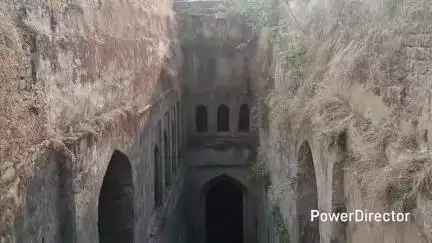 उमरेठ: उमरेठ में सैकड़ों साल पुरानी बावली का 4 साल में भी जीर्णोद्धार नहीं, अधिकारी व जनप्रतिनिधि लापरवाह