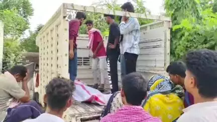 सिवान: सीवान-रघुनाथपुर मार्ग पर ओवरलोडेड पिकअप से हादसा, एक युवक की मौत, दो घायल, परिवहन विभाग पर सवाल