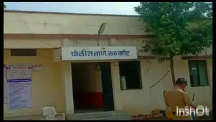 जळकोट: मौजे जळकोट येथे बेकायदा १० बैल क्रुरपणे बांधून ठेवल्या प्रकरणी पोलिसांनी धाड टाकून केली कारवाई