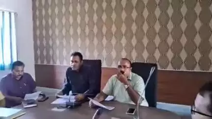 टुंडी : टुंडी प्रखण्ड सभागार में नशामुक्ति शपथ कार्यक्रम सह धरती आबा जनजातीय उत्कर्ष ग्राम अभियान को लेकर एक विशेष बैठक