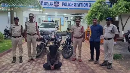జగిత్యాల: జిల్లా కేంద్రంలో 3 ద్విచక్ర వాహనాలను దొంగలించిన దొంగను అరెస్ట్
