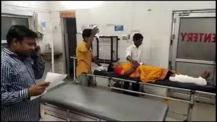 इटावा: इकदिल इलाके में रिश्तेदारी में तेहरवीं के कार्यक्रम में जा रही सास और बहू इरिक्शा पलटने से घायल, इलाज जारी
