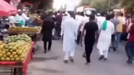 नौगावां सादात: अहमदाबाद क्षेत्र में एयर इंडिया के विमान दुर्घटनाग्रस्त होने पर मृतकों को दी श्रद्धांजलि, नौगांवा में निकाला कैंडल मार्च