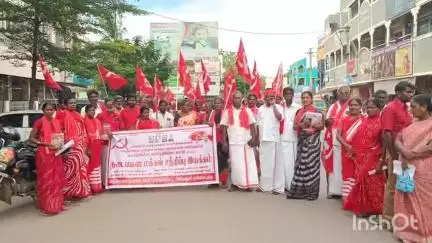அரியலூர்: நகரம் முழுவதும் மக்களின் வாழ்வாதார கோரிக்கைகளை நிறைவேற்றிட வலியுறுத்தி, மார்க்சிஸ்ட் கம்யூனிஸ்ட் கட்சி சார்பில் நடைபயண மக்கள் சந்திப்பு இயக்கம்