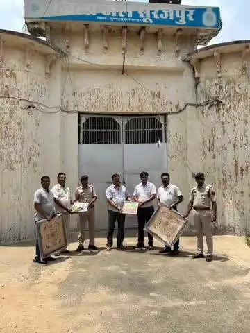 सूरजपुर: स्वर्णकार समाज ने जिला जेल सूरजपुर में बंदियों के मनोरंजन के लिए कैरम बोर्ड, लूडो एवं शतरंज किट प्रदान किया