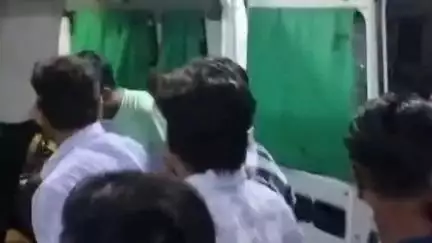 फरेंदा: परमेशरापुर गांव के सामने चारपहिया वाहन की ठोकर से स्कूटी सवार दो युवक गंभीर रूप से घायल
