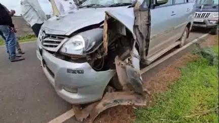 ಧಾರವಾಡ: ಹುಬ್ಬಳ್ಳಿ ತಾಲ್ಲೂಕಿನ ಹೆಬಸೂರು ಗ್ರಾಮದ ಹತ್ತಿರ ಧಾರವಾಡ ಅಪರ ಜಿಲ್ಲಾಧಿಕಾರಿ ಗೀತಾ ಸಿ.ಡಿ. ಅವರ ಸರ್ಕಾರಿ ಕಾರು ಅಪಘಾತ