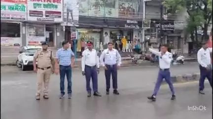 बिलासपुर: शहर में यातायात पुलिस की क्विक रिस्पांस टीम ने बारिश होते ही सरकंडा क्षेत्र में लोगों की मदद की