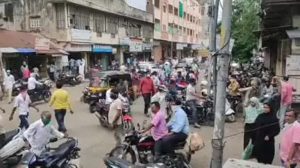 जळगाव: दाणा बाजार परिसरात पार्सल देण्यावरून एकावर लोखंडी पाईपने मारहाण; जळगाव शहर पोलीस ठाण्यात गुन्हा दाखल