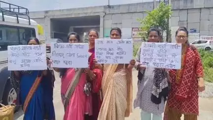 वर्धा: बच्चू कडू यांच्या आंदोलनाला पाठिंबा दर्शविण्यासाठी वर्धा येथून शेतकरी आत्महत्याग्रस्त एकल महिला रवाना