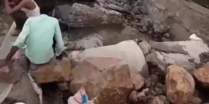 उत्तर सोलापूर: पावसामुळे अरळीचा पूल गेला वाहून; गावकऱ्यांचे वाहत्या पाण्यात आंदोलन, सरपंच, उपसरपंचासह स्थानिकांचा सहभाग...