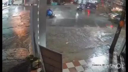 ആലുവ: ചൂണ്ടി കവലയിലെ റോഡിലെ കുഴിയിൽ വീണ ബൈക്ക് യാത്രക്കാരന് തെറിച്ച് വീണ് പരിക്ക്, സി.സി.ടി.വി ദൃശ്യം