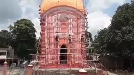 কৃষ্ণগঞ্জ: ভগবান শিবের জন্মমাস উপলক্ষ্যে শিবনিবাসের মন্দির রং করলো ভক্তরা